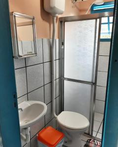 康塞高伊比蒂波卡Chalé da Léia的一间带卫生间和水槽的小浴室