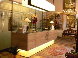 威尼斯利亚斯迪皇宫酒店的一间有现金柜台的商店