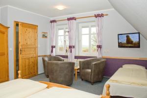 纽克尔逊菲格塔施乡村旅馆的一间卧室配有两张床和一张桌子及椅子