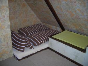 尼萨河畔亚布洛内茨Chata Pavla的客房设有2张蒲团床和镜子
