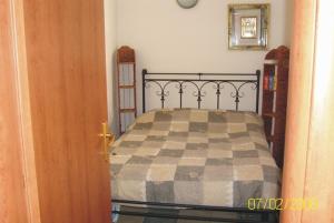 西尼斯科拉Villetta Mirto的一间卧室配有一张床,床上有条毯子