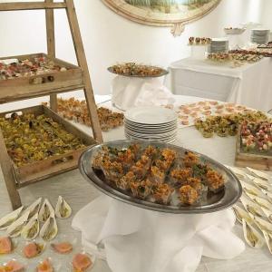 安齐奥塞尔帕酒店的填满许多不同食物的表格
