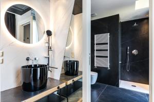 巴多利诺MaisonMe Boutique Hotel的浴室设有2个大浴缸和1面镜子