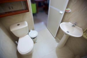 基布多Apartamento amoblado的一间带卫生间和水槽的浴室