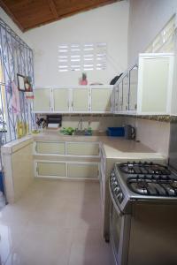 基布多Apartamento amoblado的厨房配有白色橱柜和炉灶烤箱。