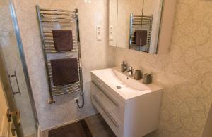 布达佩斯Dob Twenty Rooms的一间带水槽、镜子和淋浴的浴室