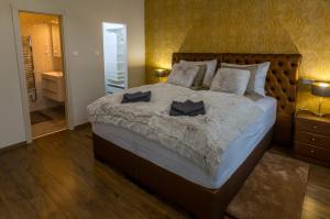 布达佩斯Dob Twenty Rooms的一间卧室配有一张大床和两个枕头