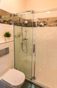 布达佩斯Dob Twenty Rooms的带淋浴和卫生间的浴室