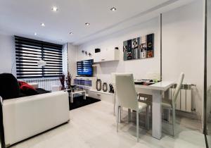 萨拉曼卡Rent Apartment-Flat Salamanca的白色的客厅配有桌子和沙发