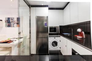 萨拉曼卡Rent Apartment-Flat Salamanca的厨房配有洗衣机和微波炉。