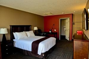 Assiniboia121 Steakhouse & Motel的酒店客房设有一张大床和一张书桌。