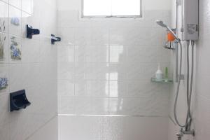 北碧北碧府如家旅舍的白色的浴室设有淋浴和窗户