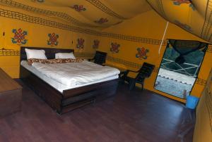 柴尔丛林住宿豪华帐篷的帐篷内一间卧室,配有一张床