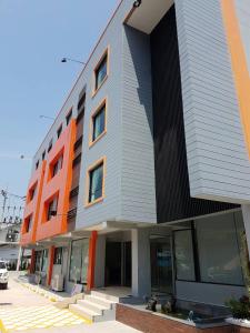 查汶苏梅岛城市酒店的一座橙色和灰色的建筑