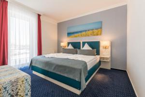 奥斯特巴德里克赫菲德尔加尼酒店的酒店客房设有床和窗户。