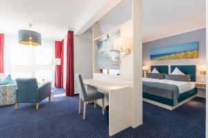 奥斯特巴德里克赫菲德尔加尼酒店的配有一张床和一张书桌的酒店客房