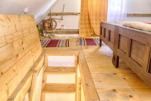 CloaşterfDominic Boutique - Gardener's Cottage的一间设有一张床和两张木凳的房间