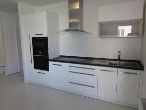 马汀Beautiful city center Apartment with private parking的白色的厨房设有水槽和炉灶。