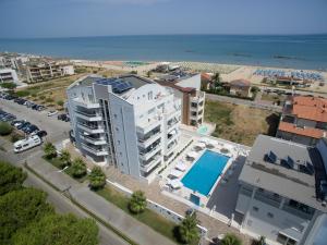 阿布鲁齐的罗塞托Case vacanze Blue Bay Resort的享有带游泳池的建筑的空中景致