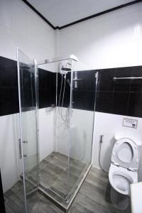 曼谷奥博阿伦之家住宿加早餐旅馆的带淋浴和卫生间的浴室