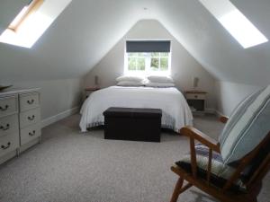 约克Waterside Cottage的阁楼卧室设有床和窗户。