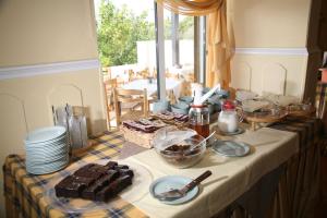 毕达哥利翁格里考瑞萨海滩酒店的一张桌子,上面有餐桌布,上面有食物
