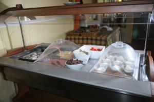 毕达哥利翁格里考瑞萨海滩酒店的自助餐,在柜台上用塑料容器盛放一些食物