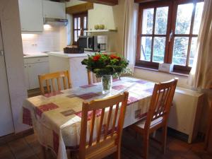 Zichemsveld斯特洛克博森酒店的厨房配有一张桌子,上面放着花瓶