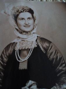 斯科派洛斯Manos STUDIOS & APARTMENTS的一张戴头巾的女人的旧照片
