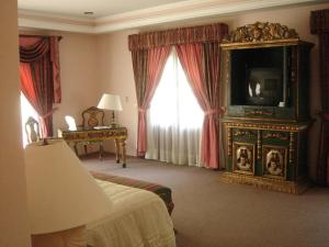 乌鲁阿潘德尔库帕提兹奥大厦酒店的客房设有床、电视和窗户。