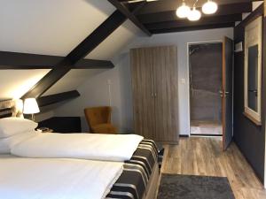 弗劳温普尔德MeerZee的酒店客房设有两张床和窗户。