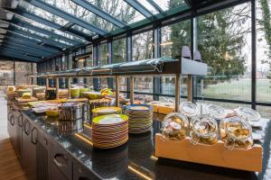 辛根艺术与风格旅舍的自助餐,包括盘子和盘子在柜台上