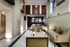 格拉纳达格兰大道欧洲之星酒店的带沙发和桌子的客厅
