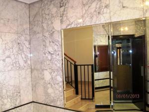 萨拉曼卡库斯科旅馆的一面镜子,一面在一座有楼梯的建筑的墙上
