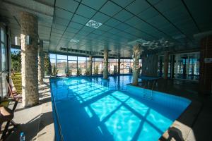 巴尼亚卢卡弗杜拿酒店的大楼内一个蓝色的大型游泳池