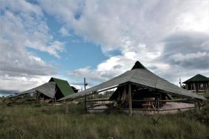 戈亚斯州上帕莱索CÉU DE AGARTHA Retiros e Vivências的一片云天的田野里一群帐篷