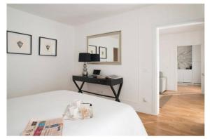 佛罗伦萨金树公寓的白色卧室配有床和书桌