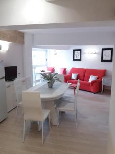 科马鲁加Apartamento Torre Sant Salvador的客厅配有桌子和红色沙发