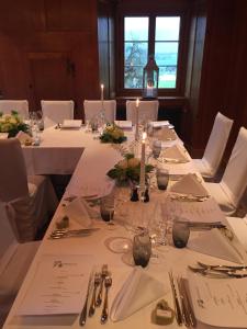 Sax诗洛思莉萨克斯餐厅酒店的一张桌子上放着白色的桌布和蜡烛