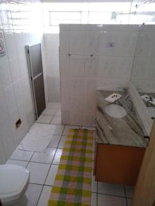 巴乌鲁Ipê Rosa Hotel的一间带水槽和卫生间的浴室