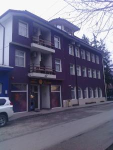 塞夫利耶沃赫利俄斯家庭酒店的街道边的一座大型紫色建筑