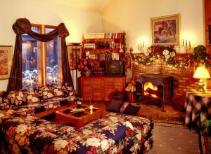 基灵顿基林顿绿蔷薇酒店的带沙发和壁炉的客厅