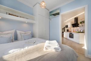 青斯特Villa Strandblick 8的一间白色卧室,配有一张大床和一个厨房