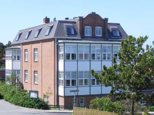 维滕Haus Therese *FeWo 8*的一座拥有许多窗户的大型砖砌建筑