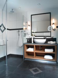 施马伦贝格兰德温德托米斯科尔酒店的一间带水槽和镜子的浴室