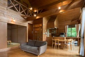 安昙野市Izumigo AMBIENT Azumino Cottage的客厅配有沙发和桌子
