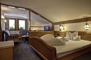 希洛谢克Hotel Gemma- Adults only的酒店客房配有一张带白色枕头的大床