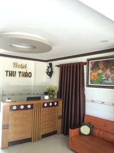 潘郎Khách sạn Thu Thảo的带沙发的客厅和酒店Trullo标志
