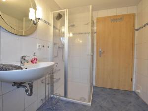 赫亨基尔兴Cozy Holiday Home in Hohenkirchen near Baltic Sea的一间带水槽和淋浴的浴室