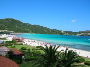 马里内拉Marinella, Sardegna的一群人,在海边